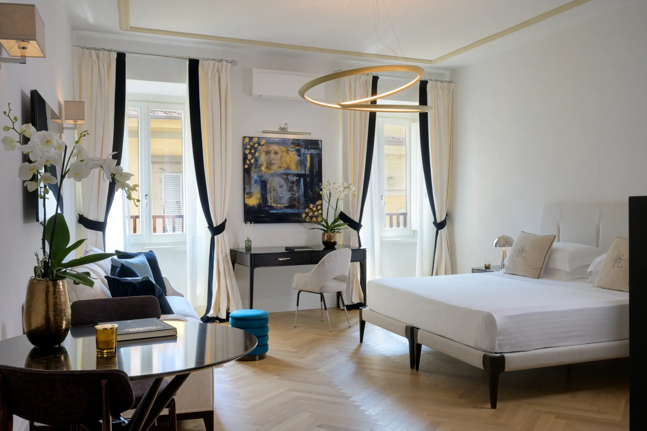 Camera delle Tornabuoni Suites a Firenze, risultato del restyling edile con posa di parquet a spina di pesce e nuove finiture